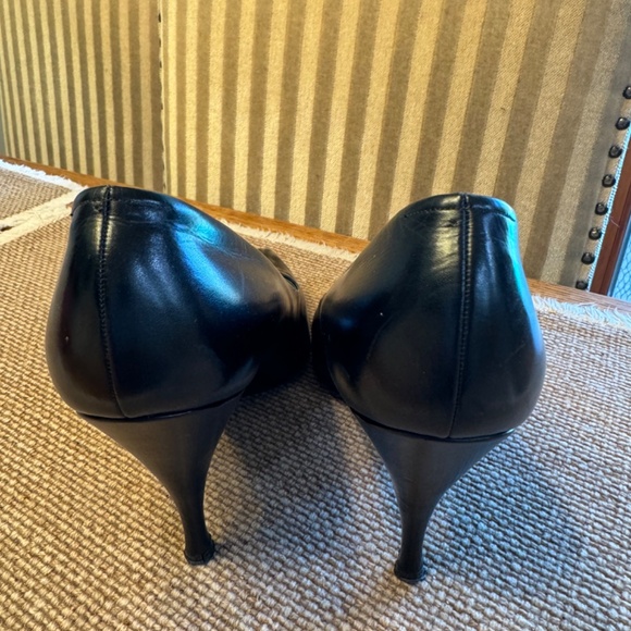 VINTAGE BLACK LEATHER PUMPS - Picture 5 of 10